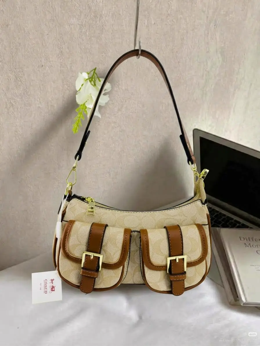 Bolso Baguette Beige con Bolsillos Frontales