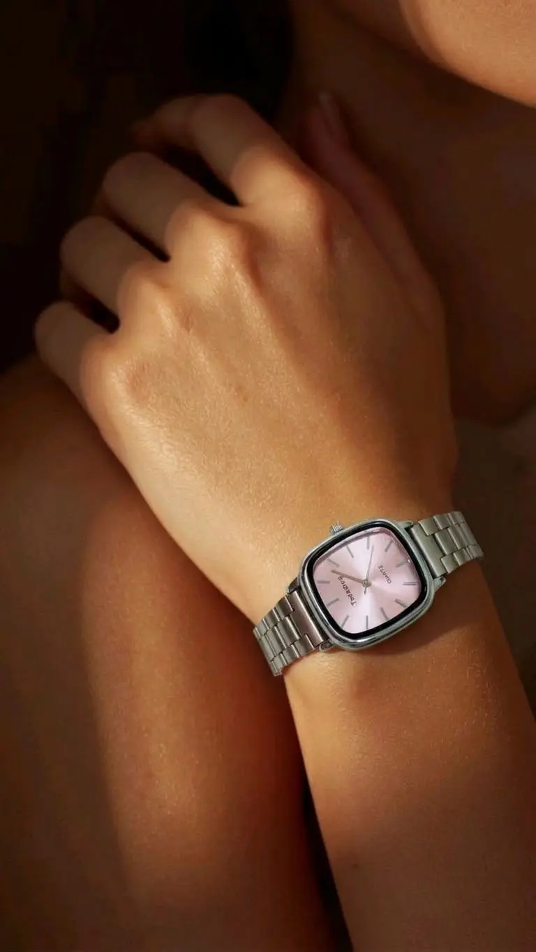 Reloj Plateado con Esfera de color